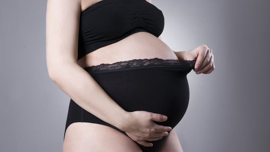 femme enceinte sous vêtement