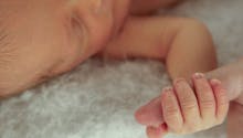 Au Royaume-Uni, combat autour du maintien en vie d'un bébé de 10 mois gravement malade