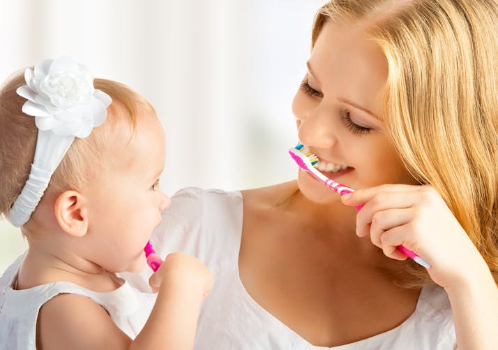 bébé et maman se brossant les dents