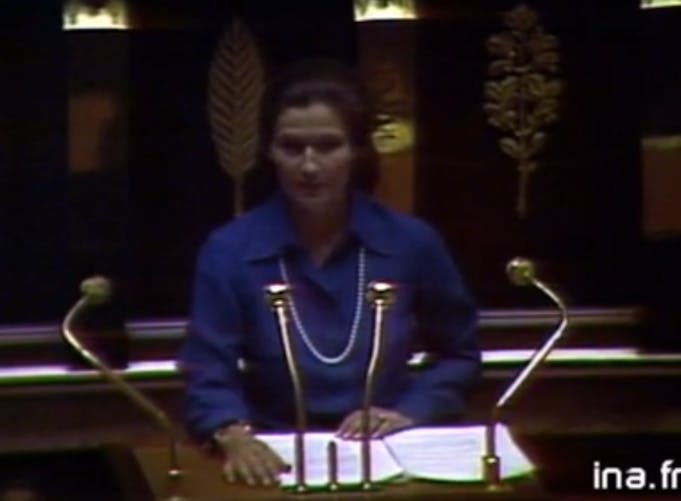 Simone Veil lors de son discours à l'Assemblée nationale