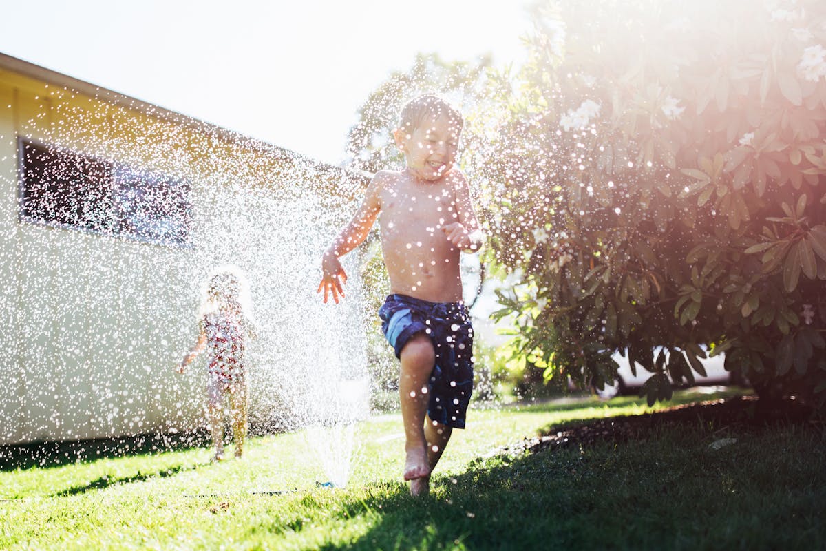 Transvasement aquatique : une activité pour les enfants de 2 ans