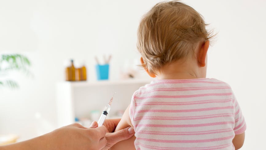 Petite fille se faisant vacciner