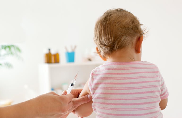 Petite fille se faisant vacciner