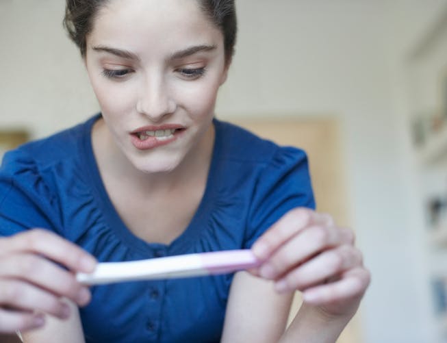 jeune femme attendant le résultat d'un test de grossesse