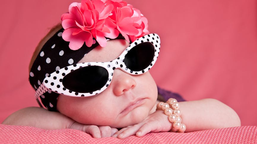 Un bébé se la joue glamour avec ses lunettes de soleil.