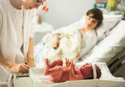 Une gynécologue prend en charge un accouchement avant de s'occuper du sien