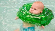 La bouée de cou gonflable pour bébé, une très mauvaise idée