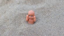 Plage : l'astuce pour enlever le sable sur bébé (VIDEO)