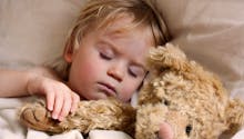 Peur du noir, cauchemars, terreurs nocturnes… : comment aider mon enfant à mieux dormir ?