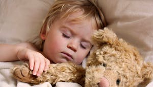 Peur du noir, cauchemars, terreurs nocturnes… : comment aider mon enfant à mieux dormir ?