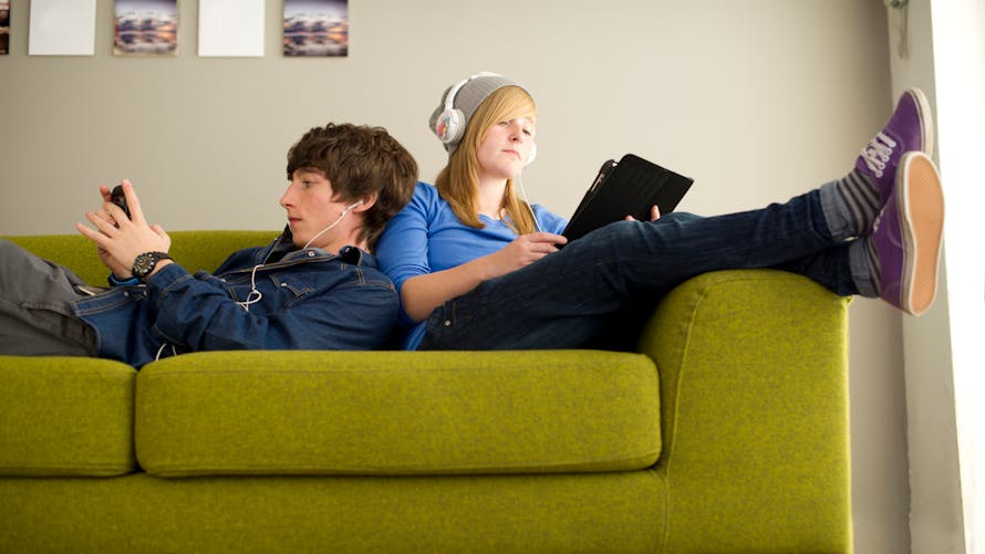 deux adolescents sur un canapé