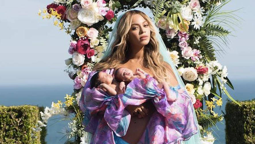 Beyoncé pose avec ses bébés