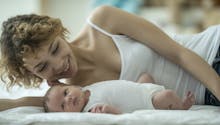 Mort subite du nourrisson : coucher un bébé sur le dos est indispensable, et ça ne déforme pas son crâne