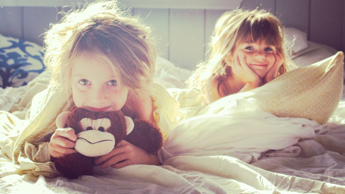 deux fillettes  éveillées dans le lit
