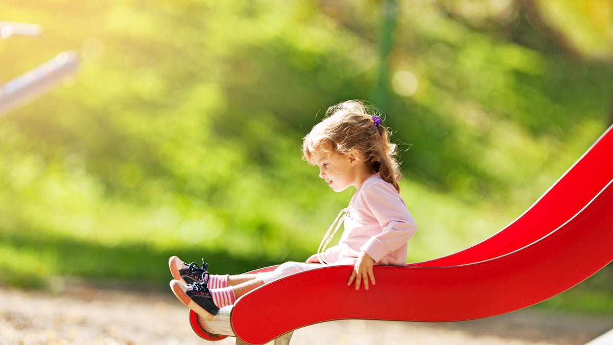 Pourquoi Faire Du Toboggan Avec Son Enfant Peut Etre Dangereux Parents Fr Pourquoi Faire Du Toboggan Avec Son Enfant Peut Etre Dangereux Parents Fr