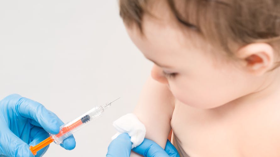 petit enfant se faisant vacciner