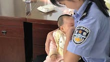 Émouvant : une policière allaite un bébé pendant le procès de la maman (photos)