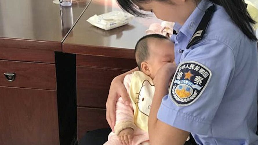 une policière allaite un bébé