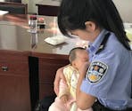 Émouvant : une policière allaite un bébé pendant le procès de la maman (photos)