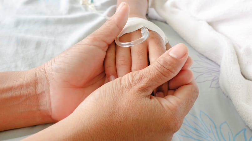 parent tient main bébé bébé malade
