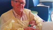 Ce retraité américain veille sur les bébés hospitalisés depuis douze ans