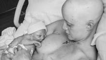 Une jeune maman atteinte d’un cancer allaite son nouveau-né