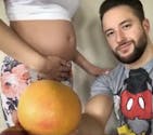Un papa suit l’évolution de la grossesse de sa femme de manière très imagée ! (Vidéo)