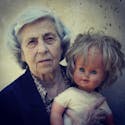 Atteinte de démence, une vieille dame sourit de nouveau grâce à une poupée