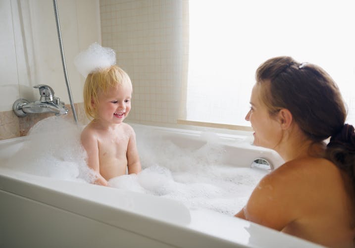 Jusqu'à quel âge prendre le bain avec son enfant ?