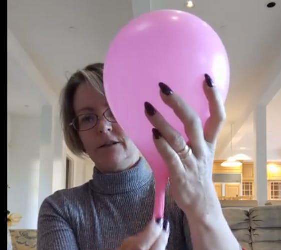 une sage femme explique l'accouchement avec un ballon