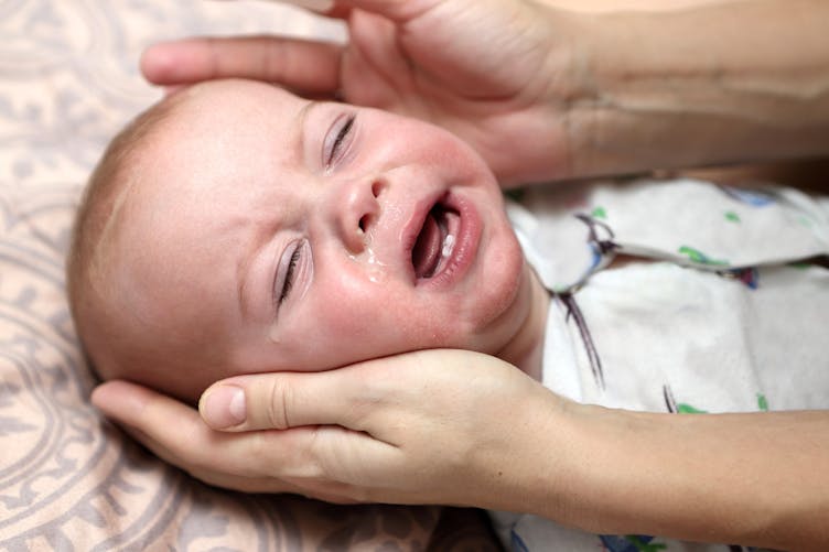 bébé pleurant avec le nez qui coule
