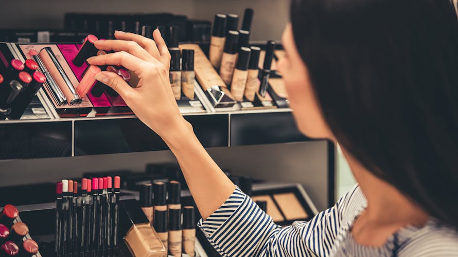 Cosmétiques : faut-il se méfier des produits testeurs des magasins ? | Parents.fr
