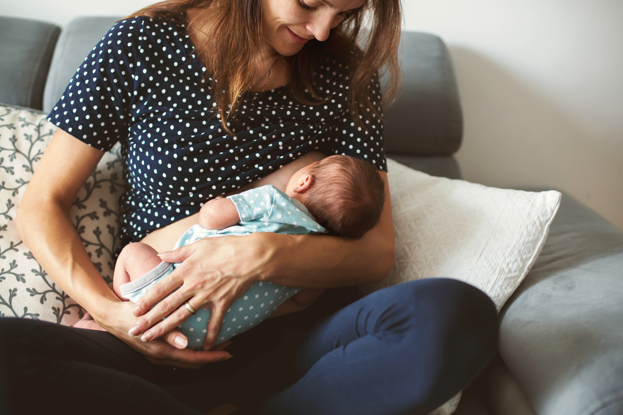 Allaitement Et Tabac : Peut On Fumer En Allaitant Son Bébé ? | Parents.fr