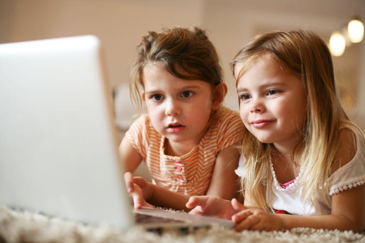 Deux fillettes devant un ordinateur