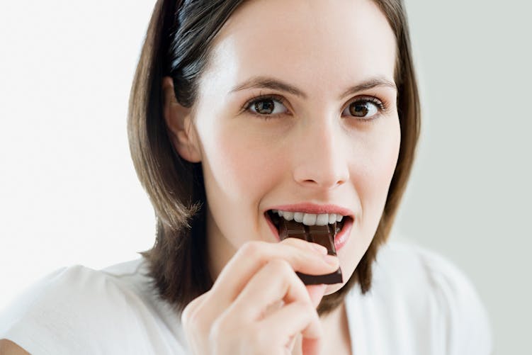 femme mangeant du chocolat