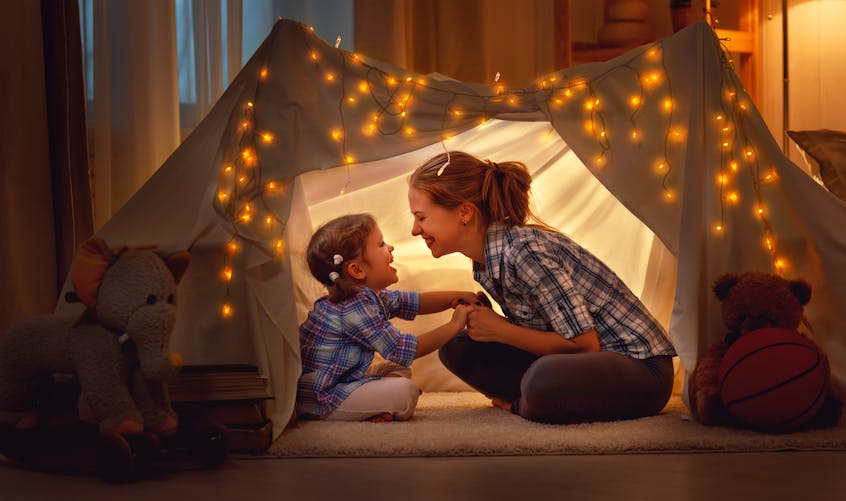 mère et fille sous une tente illuminée