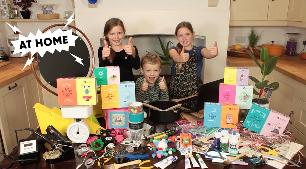 Enfants qui jouent aux kits Tech Will Save Us