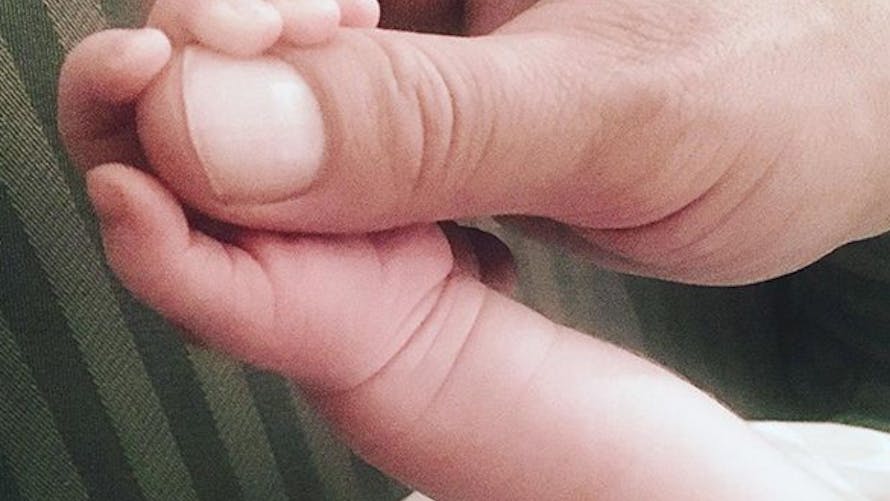 Julia Stiles tenant la main de son bébé