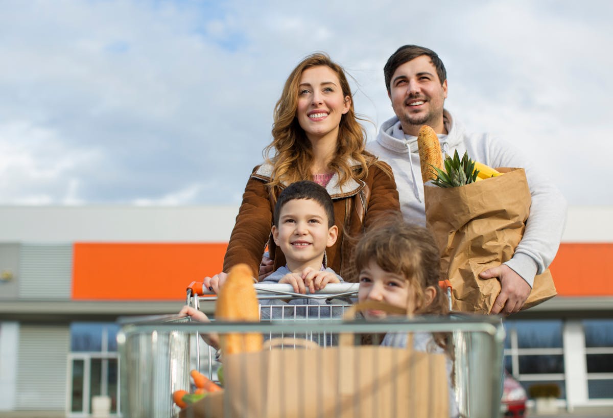 Family after. Парковка для семьи. Семья в паркинге. Мужчина с семьей на стоянке. На парковке семья картинка.