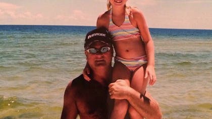 Decede Il Y A 5 Ans Ce Papa Continue De Livrer Des Fleurs A Sa Fille Parents Fr Decede Il Y A 5 Ans Ce Papa Continue De Livrer Des Fleurs A Sa Fille Parents Fr