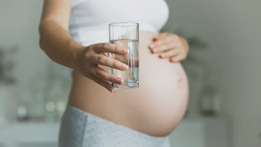 Femme enceinte : quelle eau boire pendant la grossesse ? | Parents.fr Femme enceinte : quelle eau boire pendant la grossesse ? | Parents.fr
