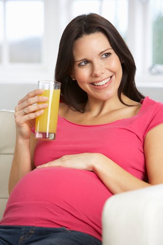 femme enceinte buvant une boisson sucrée