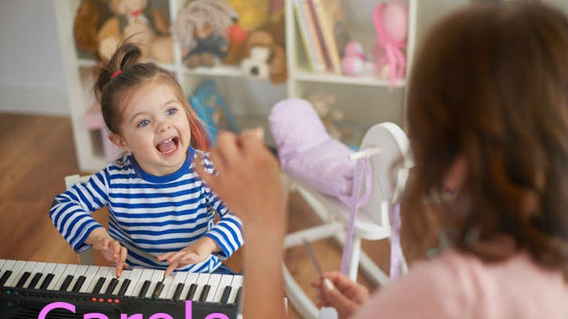 La petite fille aime jouer au piano