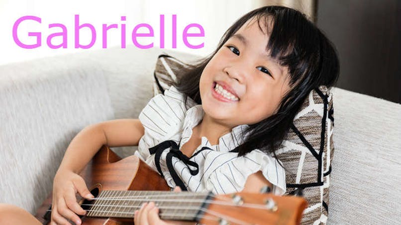 Gabrielle  joue de la guitare