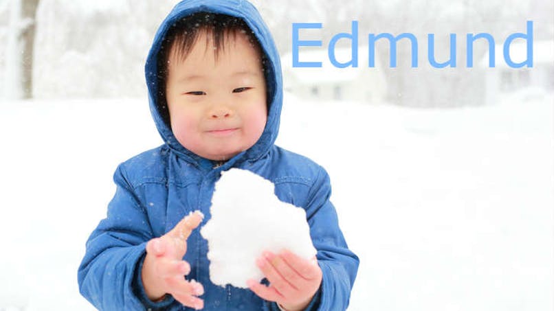 Un bébé asiatique jouant avec de la neige