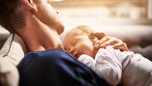 « Au début je détestais mon bébé » : le témoignage d’un jeune papa