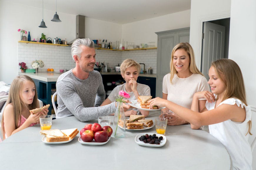 Manger En Famille Aide Les Enfants A Se Sentir Mieux Parents Fr