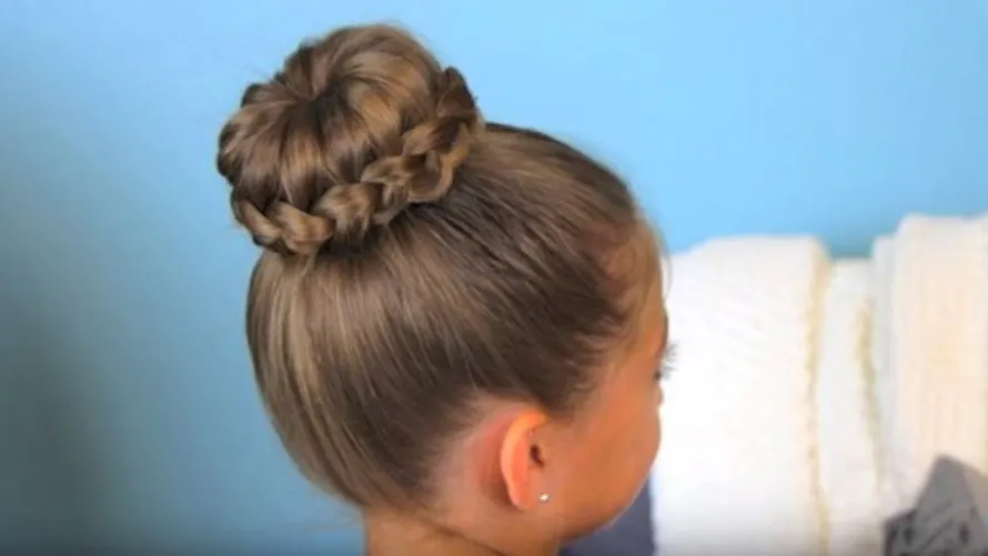 Coiffures pour fille : 10 idées pour cet été | PARENTS.fr