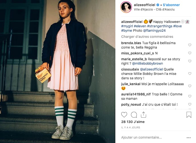 Alizée fière de sa grande Annily, déguisée en Eleven, de Stranger Things