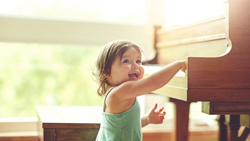 une petite fille jouant du piano